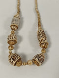 Ancien gros collier en os sculpté, perles gravées, décor brun, patine miel