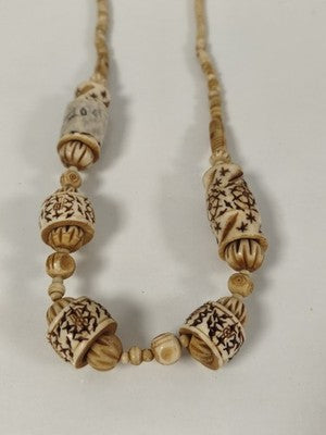 Ancien gros collier en os sculpté, perles gravées, décor brun, patine miel