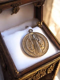 Médaille religieuse Saint Benoît vintage métal doré ancienne amulette chrétienne
