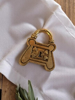 Pendentif vintage forme cadenas métal doré années 1950 bijou rétro
