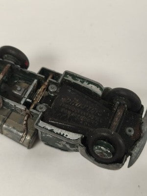 Ancien véhicule miniature Dinky Toys métal moulé, camion plateau patiné