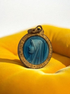 Médaille religieuse ancienne Vierge Lourdes bleu 1858-1958 vintage catholique