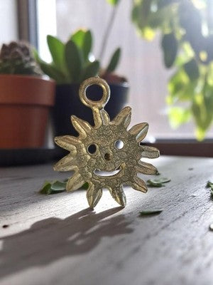 Pendentif soleil vintage métal doré années 50, bijou rétro fantaisie