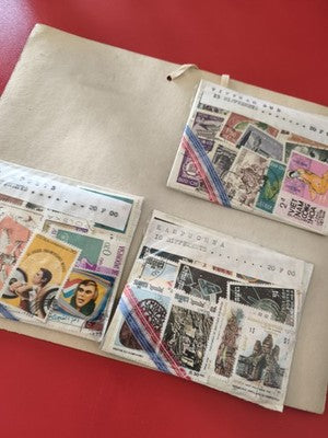 Lot ancien timbres du monde en vrac, collection philatélie, thématiques variées
