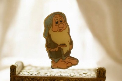 Broche Disney Tokyo Disneyland Nain Dormeur Blanche Neige vintage rare