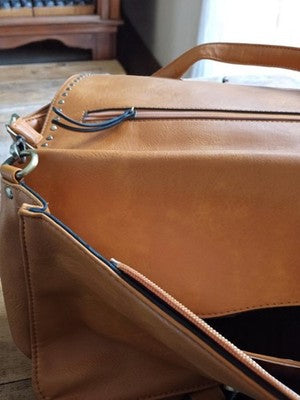 Sac bandoulière vintage femme cuir camel à clous style besace rétro