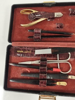 Ancien set de manucure en cuir bordeaux, écrin façon croco, métal doré