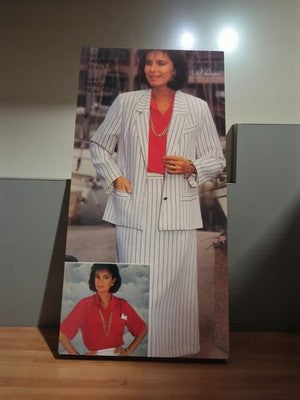 Carte publicitaire mode femme Prades vintage années 80, costume rayé rétro rare