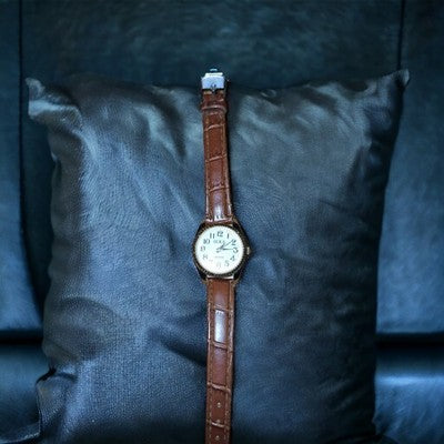 Montre femme IEKE cadran clair bracelet cuir marron style rétro élégant