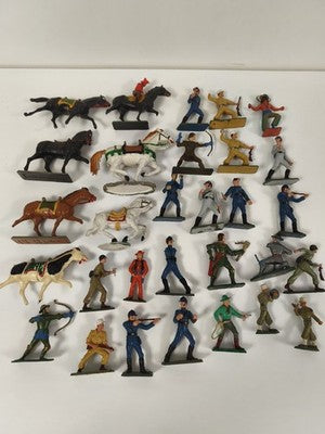 Gros lot de figurines Starlux anciennes plastique peint, cavaliers & soldats