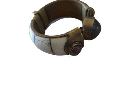 Bracelet jonc vintage en os et pierre cabochon style ancien