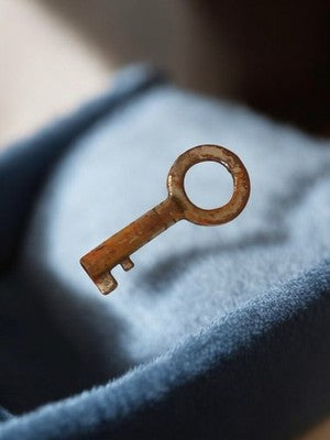Clé ancienne meuble vintage – Petite clé rétro patinée pour serrure déco