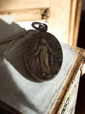 Pendentif religieux Vierge Marie vintage métal médaille ovale ancienne