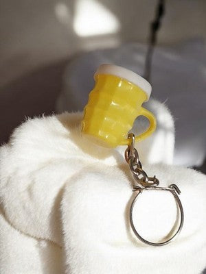 Porte-clés ancien vintage chope bière jaune rétro objet publicitaire rare