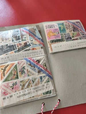 Lot anciens timbres triangulaires et classiques monde vrac philatélie collection