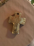 Croix pendentif vintage métal doré gravé années 50 motif épi religieux