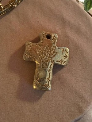 Croix pendentif vintage métal doré gravé années 50 motif épi religieux