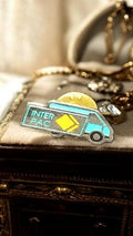 Pin's vintage camion Inter Pac années 80 – badge publicitaire rare