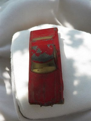 Véhicule miniature ancien rouge, modèle réduit voiture rétro vintage
