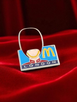 Pin's vintage émaillé McDonald's London années 80, logo, casque, publicitaire