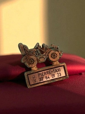 Pin's vintage voiture taxi édition limitée publicitaire J. Pierre-Taxi