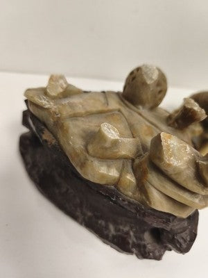 Sculpture ancienne chinoise pierre de lard moine et lion sur socle
