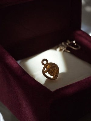 Pendentif vintage plaqué or visage homme chapeau rétro bijou ancien