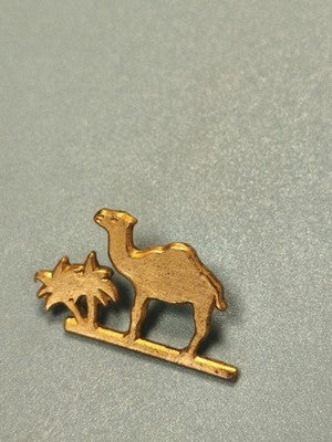 Vintage pin's Camel doré palmier, badge collection rétro désert (Ref 2)