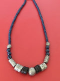 Ancien collier ethnique vintage, gros pendentif en métal et éléments naturels ré