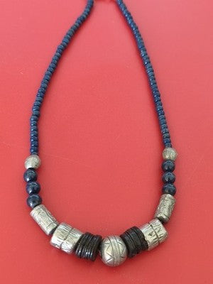 Ancien collier ethnique vintage, gros pendentif en métal et éléments naturels ré