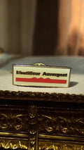 Pin's vintage L'outilleur Auvergnat émail logo rectangulaire badge ancien