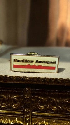 Pin's vintage L'outilleur Auvergnat émail logo rectangulaire badge ancien