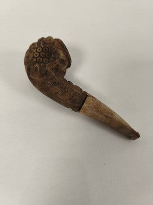 Pipe ancienne signée en bois sculpté brun, foyer à décor floral en relief