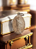 Pendentif religieux ancien Vierge à l'Enfant métal patiné vintage ovale