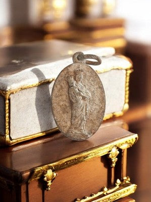 Pendentif religieux ancien Vierge à l'Enfant métal patiné vintage ovale