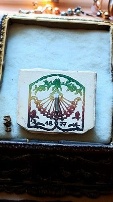 Pin's vintage cadran solaire 1877 décor Art nouveau broche rétro émaillée