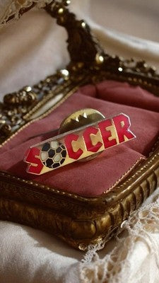 Pin's vintage SOCCER football émaillé rouge doré années 80