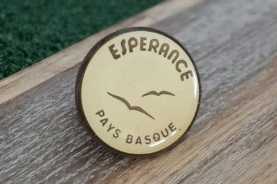 Pin's vintage ESPERANCE Pays Basque crème, badge rétro rare, oiseau