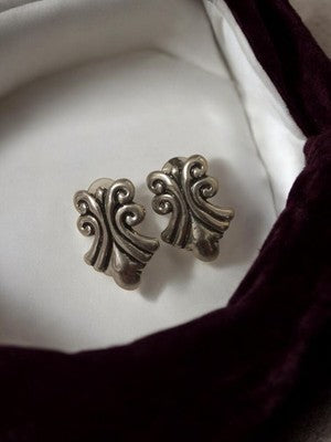 Paire boucles d’oreilles vintage rétro motif volute aspect argenté ancien