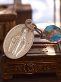 Pendentif religieux vintage métal, médaille Vierge Marie + perle bleue