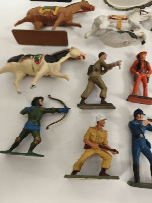 Gros lot de figurines Starlux anciennes plastique peint, cavaliers & soldats