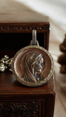 Médaille religieuse ancienne Vierge profil martelée vintage pendentif
