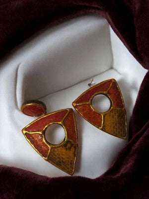 Paire boucles d’oreilles vintage rétro triangle ajouré rouge or fantaisie ancien