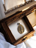 Médaille religieuse vintage ovale finition dorée Vierge Marie ancien