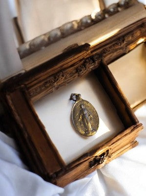 Médaille religieuse vintage ovale finition dorée Vierge Marie ancien