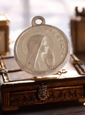 Médaille religieuse vintage métal Vierge Marie prière catholique ancien