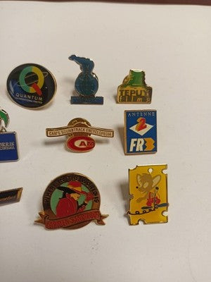Lot 10 pin's publicitaires vintage, badges rétro, TV, marques, années 80-90