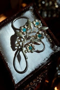 Broche rétro fleurs métal doré pierres bleues vintage élégante signée