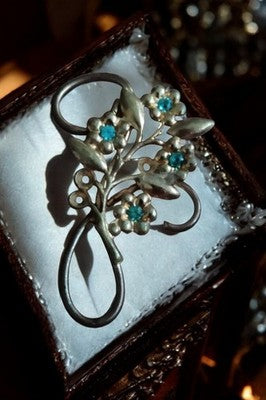 Broche rétro fleurs métal doré pierres bleues vintage élégante signée