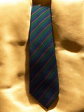Cravate vintage à rayures vert bleu rouge style années 80 classique